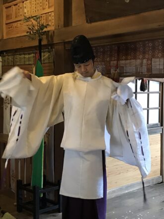 神職が大祓の木綿を裂く様子
