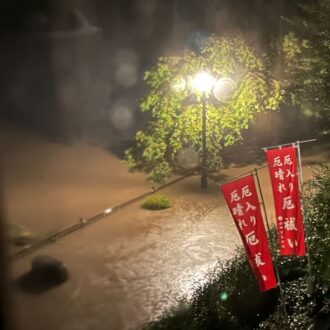 増水時の坪井川遊歩道（境内裏手）
